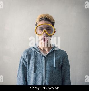 Ein Junge mit einer Tauchmaske Stockfoto