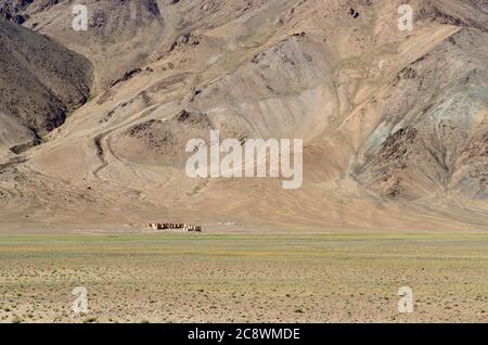 Zerstörte Häuser entlang der Pamir-Autobahn, Tadschikistan, Stockfoto