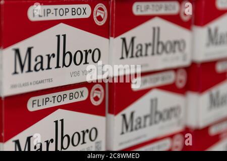 Indianapolis - ca. Juli 2020: Marlboro Zigarettenschachtel. Marlboro ist ein Produkt der Altria Group. (FLACHES DoF) Stockfoto