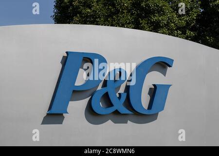 Lima - Circa Juli 2020: Procter & Gamble Lima Distribution Center. P&G ist der weltweit größte Werbekunde mit Dutzenden von Verbrauchermarken und -Produkten. Stockfoto