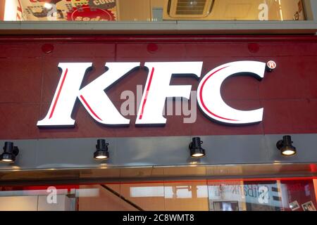 Tokio, Japan - 6. April 2015: KFC-Restaurantschild. KFC ist eine amerikanische Fast-Food-Restaurantkette. Stockfoto