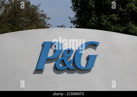 Lima - Circa Juli 2020: Procter & Gamble Lima Distribution Center. P&G ist der weltweit größte Werbekunde mit Dutzenden von Verbrauchermarken und -Produkten. Stockfoto