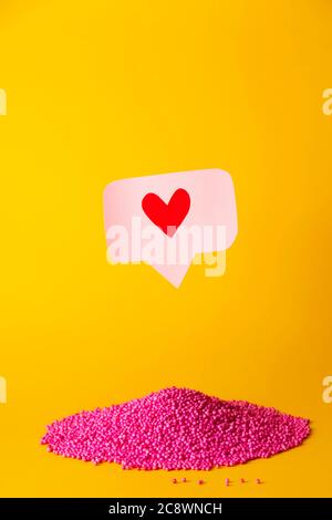 Erfolgskonzept der Social Media Promotion. Rosa herzförmige Emoji Stockfoto