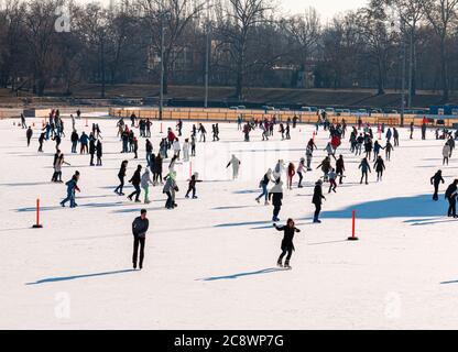 Schlittschuhlaufen im City Park, der größten und einer der ältesten Freilufteisbahnen Europas, Budapest, Ungarn Stockfoto