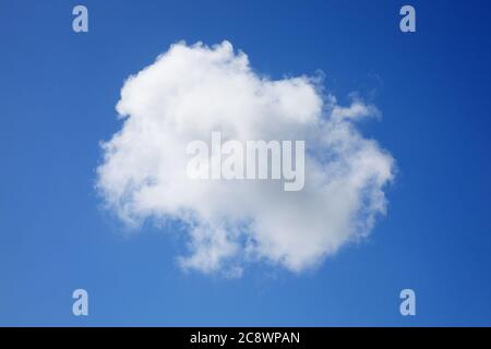 Hintergrund einer einzigen flauschigen Cumulus Wolke in einem blauen klaren Himmel, die verwendet werden könnte, um ein Rauch Pinsel Stock Foto zu machen Stockfoto