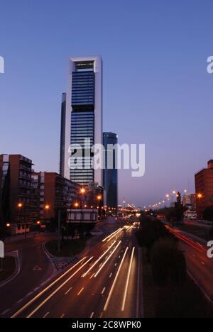 Cuatro Torres Business Area in der Abenddämmerung. Madrid, Spanien. Stockfoto