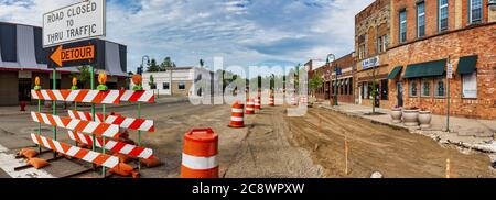 GRAND LEDGE, USA - 21. Jun 2020: GRAND LEDGE, MI - 21. Juni: Panoramablick auf die North Bridge Street während des Straßenbaus in Grand Ledge, M Stockfoto