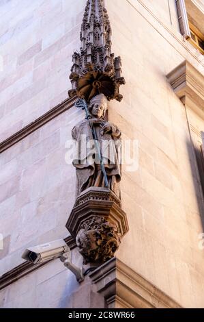 Der Stab als Symbol der Achse, die Gott und den Menschen verbindet, wie auf einem Gesims in der Bari Gotik von Barcelona, Spanien, zu sehen. Stockfoto