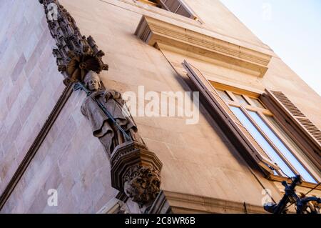 Der Stab als Symbol der Achse, die Gott und den Menschen verbindet, wie auf einem Gesims in der Bari Gotik von Barcelona, Spanien, zu sehen. Stockfoto