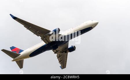 Heathrow, Vereinigtes Königreich - August 03 2019: Delta Air Lines Boeing 767 Registrierung N186DN startet Heathrow Flughafen von Myrtle Avenue aus gesehen Stockfoto