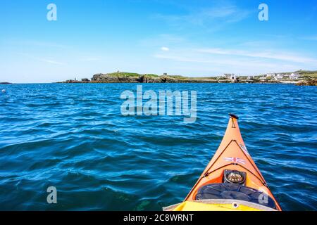 Annäherung an Borthwen während des Seekajakfahrers vor der Anglesey-Küste, Nordwales, Großbritannien Stockfoto