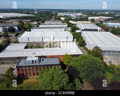 Reading, Vereinigtes Königreich - Juli 12 2020: Luftaufnahme von Lagerhäusern und Büros vor Basingstoke Road Stockfoto