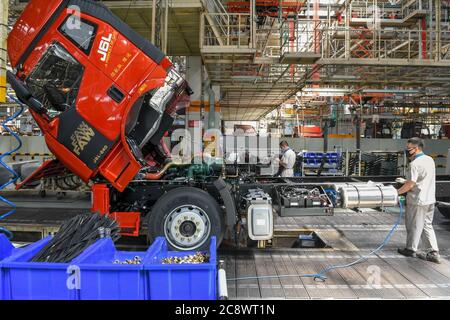 Changchun, Chinas Provinz Jilin. Juni 2020. Mitarbeiter bauen Fahrzeuge in einer Werkstatt der China FAW Group in Changchun, der Hauptstadt der nordöstlichen Provinz Jilin, am 19. Juni 2020. Die Gewinne der großen chinesischen Industrieunternehmen im Juni belief sich auf 666.55 Milliarden Yuan (etwa 95.18 Milliarden US-Dollar), um 11.5 Prozent im Vergleich zum Vorjahr, Daten des National Bureau of Statistics (NBS) zeigten Montag. Das Wachstum stieg gegenüber dem Mai um 5.5 Prozentpunkte, sagte der leitende Statistiker von NBS Zhu Hong. Quelle: Zhang Nan/Xinhua/Alamy Live News Stockfoto