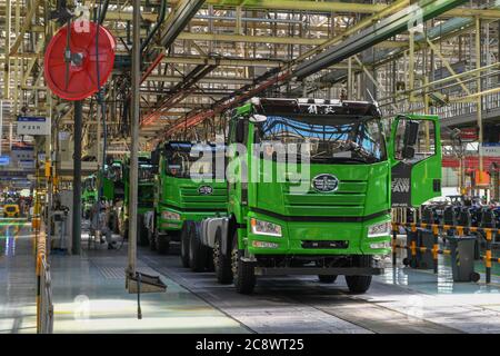 Changchun, Chinas Provinz Jilin. Juni 2020. Mitarbeiter bauen Fahrzeuge in einer Werkstatt der China FAW Group in Changchun, der Hauptstadt der nordöstlichen Provinz Jilin, am 19. Juni 2020. Die Gewinne der großen chinesischen Industrieunternehmen im Juni belief sich auf 666.55 Milliarden Yuan (etwa 95.18 Milliarden US-Dollar), um 11.5 Prozent im Vergleich zum Vorjahr, Daten des National Bureau of Statistics (NBS) zeigten Montag. Das Wachstum stieg gegenüber dem Mai um 5.5 Prozentpunkte, sagte der leitende Statistiker von NBS Zhu Hong. Quelle: Zhang Nan/Xinhua/Alamy Live News Stockfoto