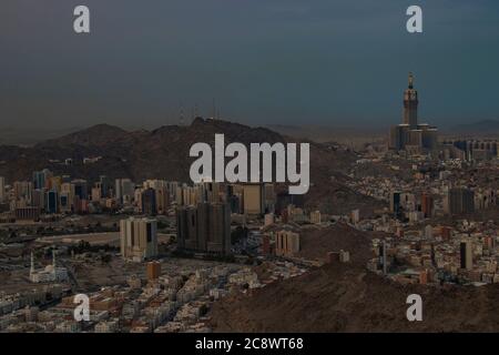 Panoramablick auf die Skyline von Mekka von Jabal nur. Skyline mit Abraj Al Bait. Royal Clock Tower in Makkah Stockfoto