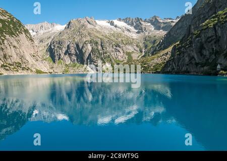 Reflexionen im türkisfarbenen Wasser des Gelmer Sees. Stockfoto