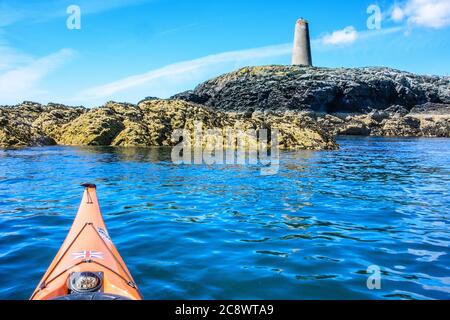 Seekajak bei Rhoscolyn Beacon vor der Anglesey-Küste, North Wales, Großbritannien Stockfoto