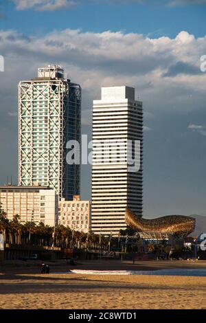 BARCELONA, SPANIEN - 08. Feb 2009: Blick vom Strand auf die beiden höchsten Gebäude in Barcelona mit Frank Gehrys moderner El Peix d'Or Skulptur, Vila Stockfoto