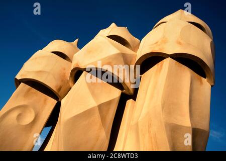 BARCELONA, SPANIEN - 09. Feb 2009: Detail der Dachkamine der Casa Mila (La Pedrera) , entworfen vom Architekten Antonio Gaudi, Barcelona, Katalonien, Stockfoto