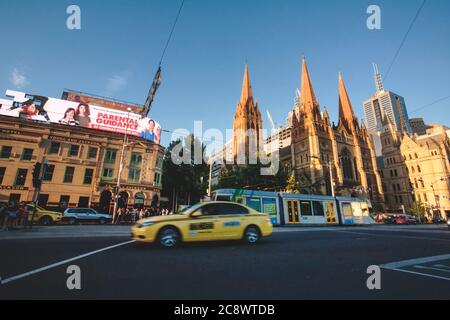 MELBOURNE, AUSTRALIEN - 15. Dez 2012: Blick auf die Straße vor dem St. Paul's Cathedral Federation Square im späten Abendlicht, Melbourne City. Stockfoto