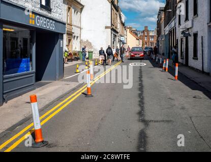 Covid 19 Pandemie-Straßenbelag Erweiterung und Verkehr Beruhigungsmaßnahmen in der High Street, North Berwick, East Lothian, Schottland, Großbritannien. Stockfoto