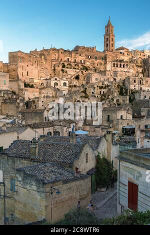 MATERA, ITALIEN - 31. Aug 2013: Blick auf den Sasso Baritano mit den alten Steinhäusern und dem Turm der Matera Kathedrale von Maria Santissima della Br Stockfoto