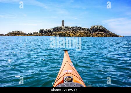 Seekajak bei Rhoscolyn Beacon vor der Anglesey-Küste, North Wales, Großbritannien Stockfoto