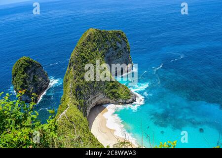 Schöner Klingking Strand und Felsen auf der Insel Nusa Penida in der Nähe der Insel Bali in Indonesien, Landschaftsfoto von Klingking Strand in nusa peni Stockfoto