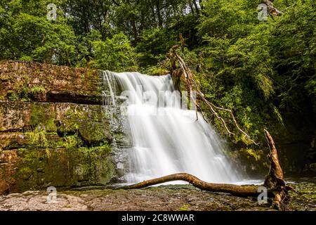 Schöne Langzeitbelichtung eines Wasserfalls in einem Wald (Sgwd Uchaf Clun Gwyn, Wales, UK) Stockfoto
