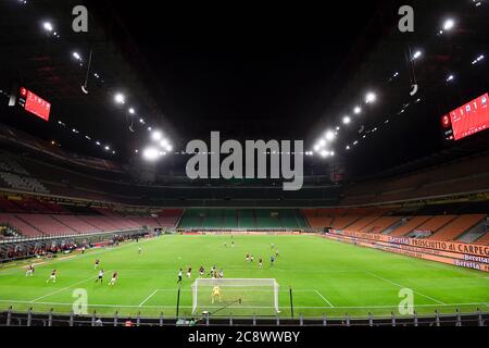 Mailand, Italien - 24. Juli 2020: Allgemeine Ansicht der leeren Sitze im stadio Giuseppe Meazza (auch bekannt als San Siro) während der Serie A Fußballspiel zwischen AC Mailand und Atalanta BC. Der italienische Fußball wird nach dem Ausbruch der Coronavirus-Krankheit COVID-19 hinter verschlossenen Türen wieder aufgenommen. Das Spiel endete mit einem 1-1 Unentschieden. Quelle: Nicolò Campo/Alamy Live News Stockfoto