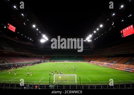 Mailand, Italien - 24. Juli 2020: Allgemeine Ansicht der leeren Sitze im stadio Giuseppe Meazza (auch bekannt als San Siro) während der Serie A Fußballspiel zwischen AC Mailand und Atalanta BC. Der italienische Fußball wird nach dem Ausbruch der Coronavirus-Krankheit COVID-19 hinter verschlossenen Türen wieder aufgenommen. Das Spiel endete mit einem 1-1 Unentschieden. Quelle: Nicolò Campo/Alamy Live News Stockfoto