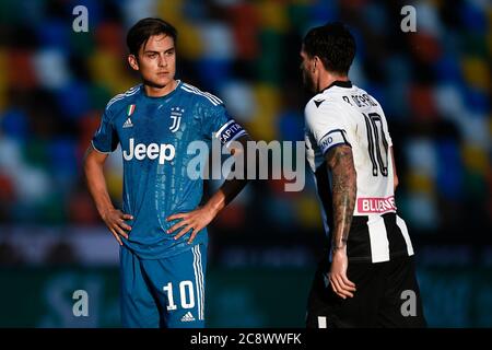 Udine, Italien - 23. Juli 2020: Paulo Dybala (L) von Juventus FC und Rodrigo de Paul von Udinese Calcio sind während der Serie A Fußballspiel zwischen Udinese Calcio und Juventus FC gesehen. Udinese Calcio gewann 2-1 gegen Juventus FC. Quelle: Nicolò Campo/Alamy Live News Stockfoto