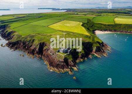 Luftaufnahme des Küstenforts aus dem 19. Jahrhundert auf Klippen, umgeben von Feldern und Meer (Milford Haven, Wales) Stockfoto