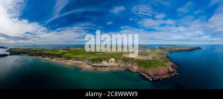 Panorama-Luftaufnahme eines verlassenen, Clifftop Flugplatzes Stockfoto