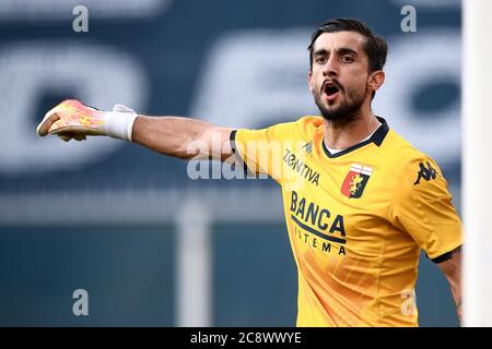 Genua, Italien - 25. Juli 2020: Mattia Perin von Genua FC Gesten während der Serie A Fußballspiel zwischen Genua FC und FC Internazionale. FC Internazionale gewann 3-0 gegen Genua CFC. Quelle: Nicolò Campo/Alamy Live News Stockfoto