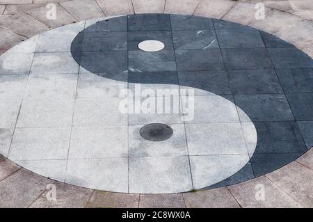 Ein großes taoistisches ying Yang Symbol auf dem Boden in der malerischen Gegend des taiqing Palastes in Qingdao China. Stockfoto