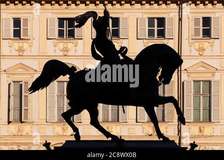 TURIN, ITALIEN - APRIL 2008: Denkmal für Emanuele Filiberto von Savoyen, auf der Piazza San Carlo, vom Bildhauer Carlo Marochetti Stockfoto