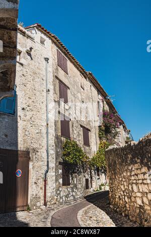 Enge, gepflasterte Straßen an einem sonnigen Tag in einem mittelalterlichen Dorf in den Alpen Maritimes vermittelt authentische ländliche Ferien und rustikalen Dorfleben - Sa Stockfoto