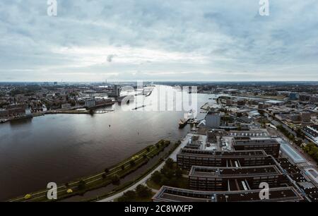 Amsterdam Stadtbild des Grachtenflusses am Hauptbahnhof Stockfoto