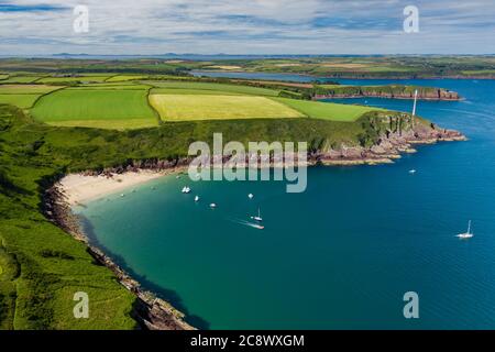 Luftaufnahme eines kleinen, sandigen Strandes in einer felsigen Bucht (Watwick Bay, Milford Haven, Wales) Stockfoto