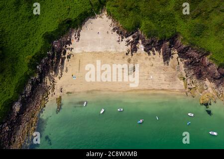 Luftaufnahme eines kleinen, sandigen Strandes in einer felsigen Bucht (Watwick Bay, Milford Haven, Wales) Stockfoto