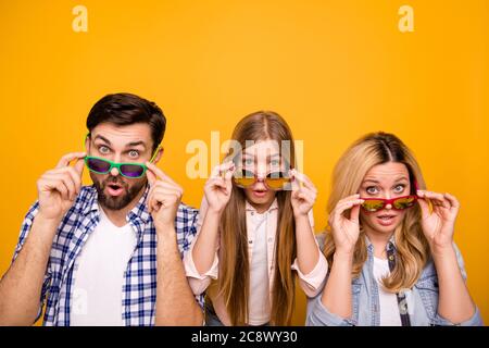 Foto schöne Mutter Dame schöner Vater kleine Schule Mädchen Tochter Nehmen aus kühlen Sonne specs offenen Mund schockiert starren teuer Preise tragen lässig Stockfoto