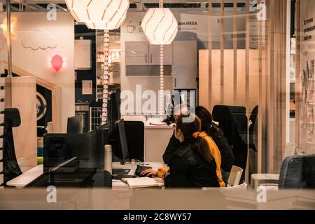 Junge aktive talentierte Architekten diskutieren ein Projekt, Teamarbeit, Diskussion. Stockfoto