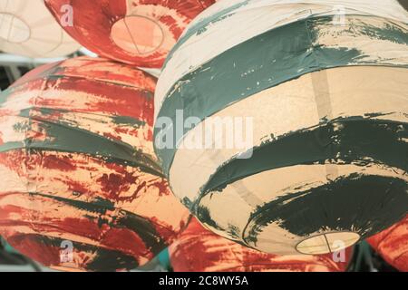 Chinesische Lampenschirme. Verschiedene Farben. Paperllampshade Stockfoto