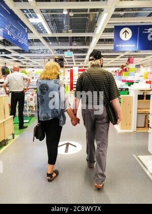 Senioren in medizinischen Masken.Supermarkt EIN Paar in medizinischen Masken. Einkaufen Stockfoto