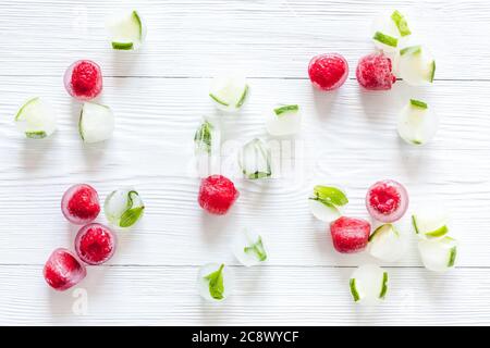 Beeren in Eiswürfeln gefroren Hintergrund flach legen Stockfoto