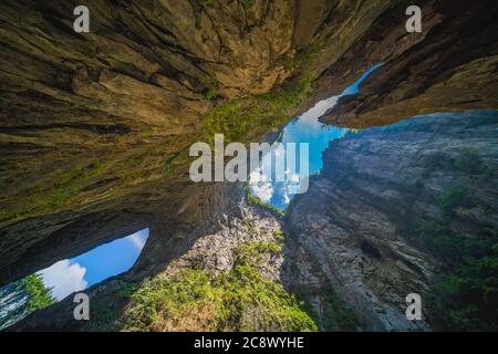 Atemberaubende natürliche Felsbögen und Karstlandschaft des Longshuixia Fissure National Park, Wulong Land, Chongqing, China Stockfoto