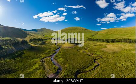 Panorama-Luftaufnahme eines kleinen Flusses, der aus fernen Bergen fließt (Brecon Beacons, Wales, UK) Stockfoto