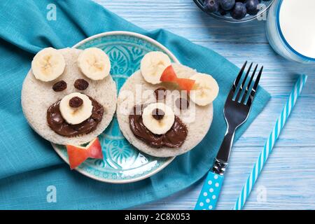 Lustige Toasts in Form von Teddybären, Essen für Kinder Idee, Draufsicht Stockfoto