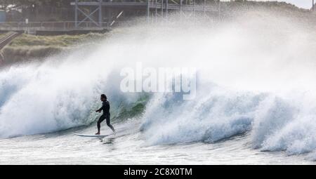 Garrettstown, Cork, Irland. Juli 2020. Carlos Amaya aus Crosshaven surft die Welle während des turbulenten Sturms wie Bedingungen in Garrettstown, Co. Cork, Irland. - Credit; David Creedon / Alamy Live News Stockfoto